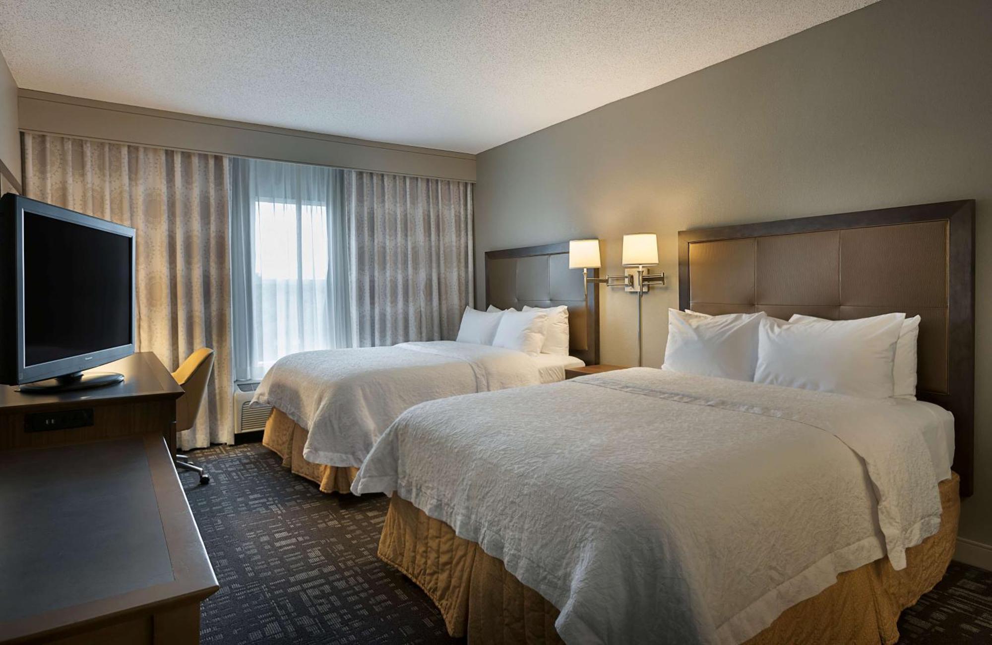 Hampton Inn & Suites Charlotte/Пайнвилл Экстерьер фото