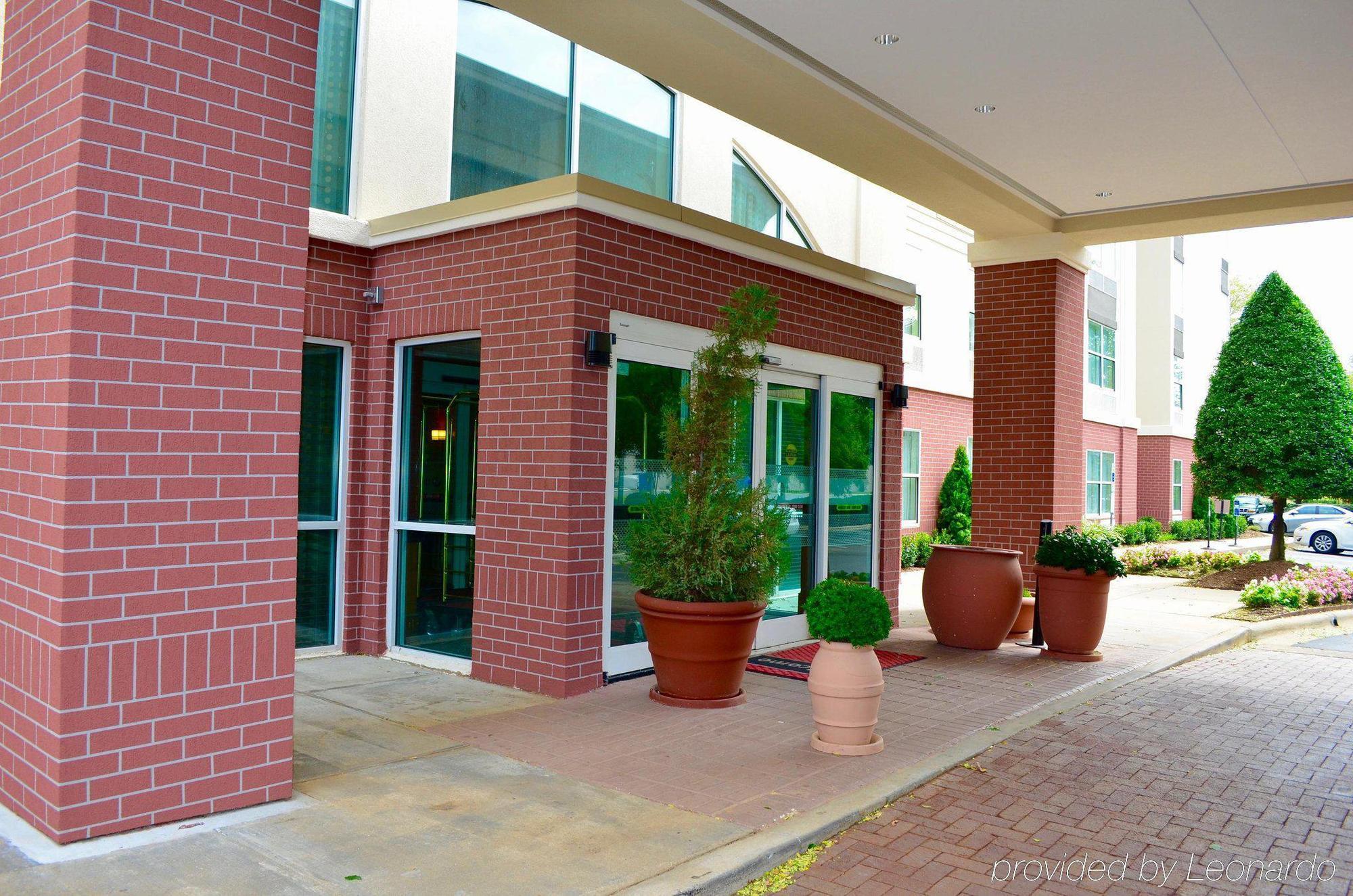 Hampton Inn & Suites Charlotte/Пайнвилл Экстерьер фото