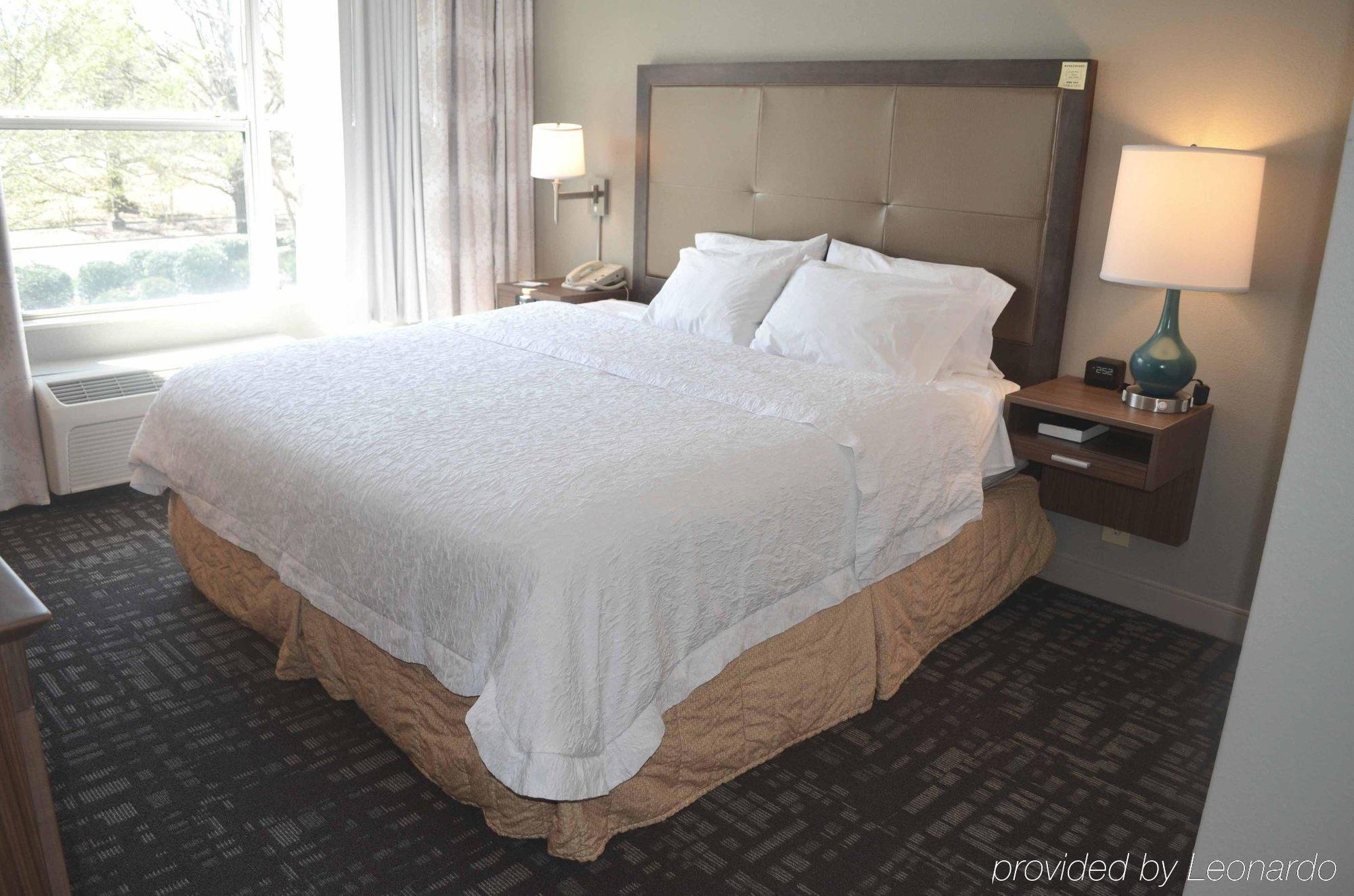 Hampton Inn & Suites Charlotte/Пайнвилл Экстерьер фото