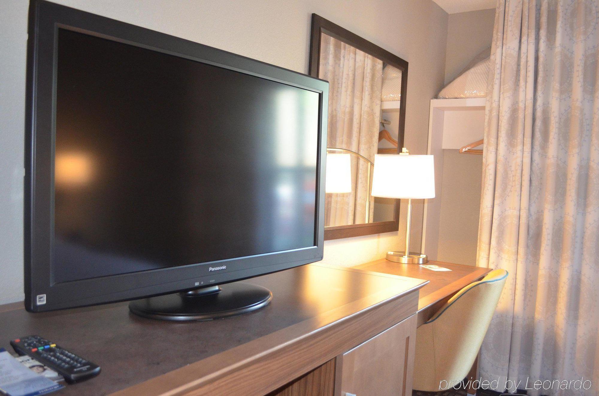 Hampton Inn & Suites Charlotte/Пайнвилл Экстерьер фото