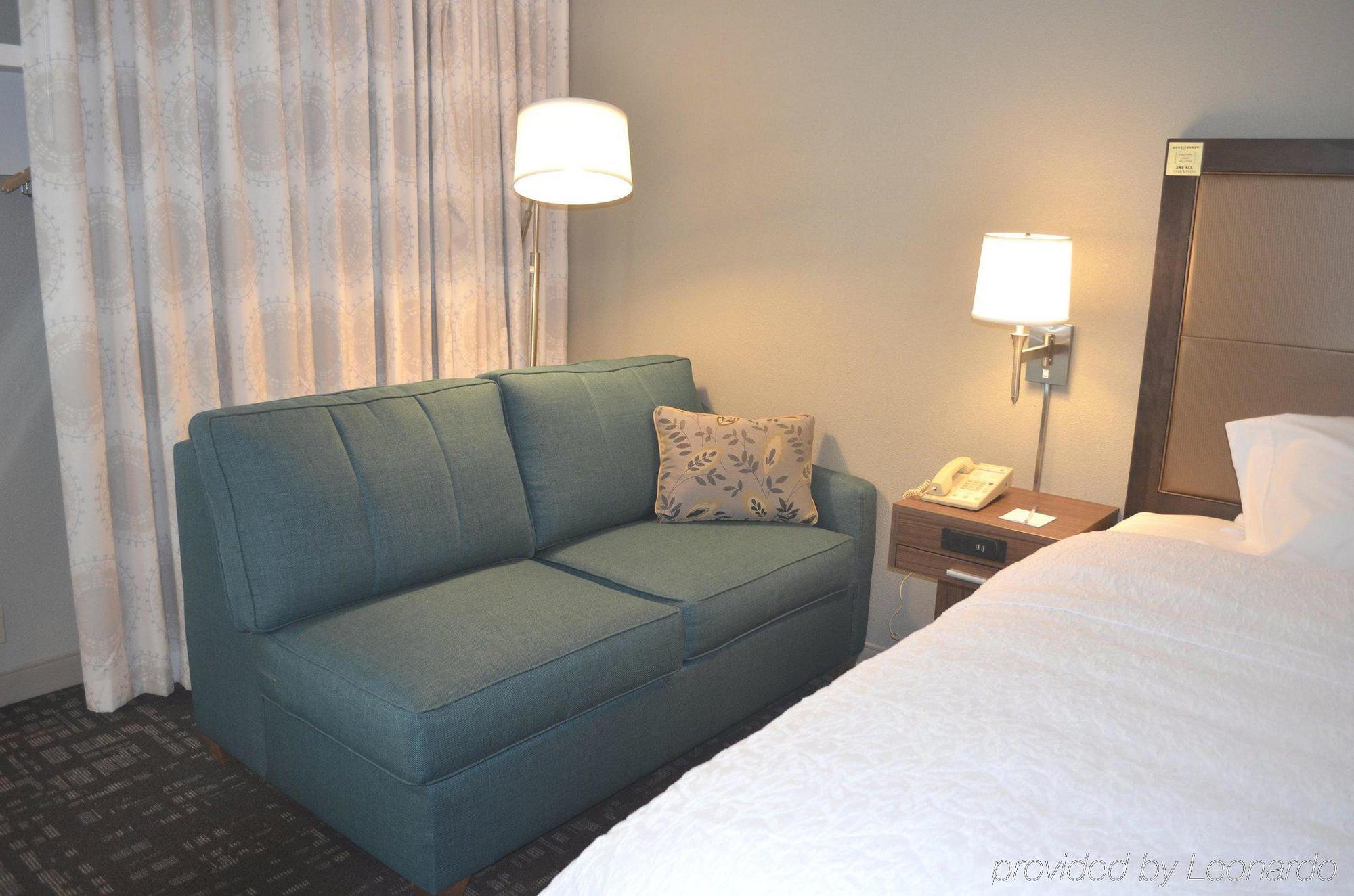 Hampton Inn & Suites Charlotte/Пайнвилл Экстерьер фото