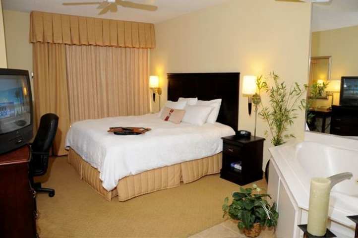 Hampton Inn & Suites Charlotte/Пайнвилл Номер фото